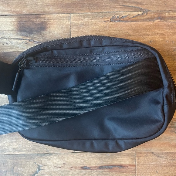Lululemon Black Everywhere Belt Bag - Picture 4 of 5